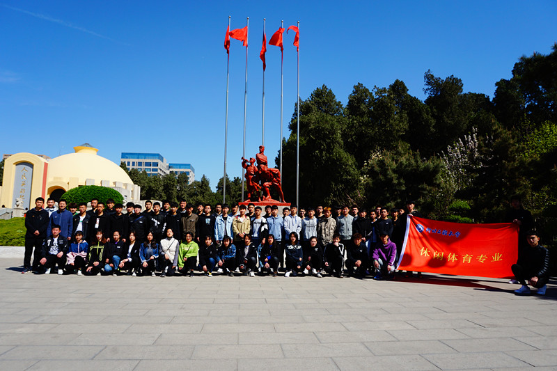 图为参加活动全体人员合影